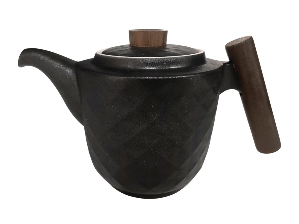 Czarny dzbanek z geometrycznym wzorem, pokrywką i drewnianym uchwytem ustawionym pionowo.