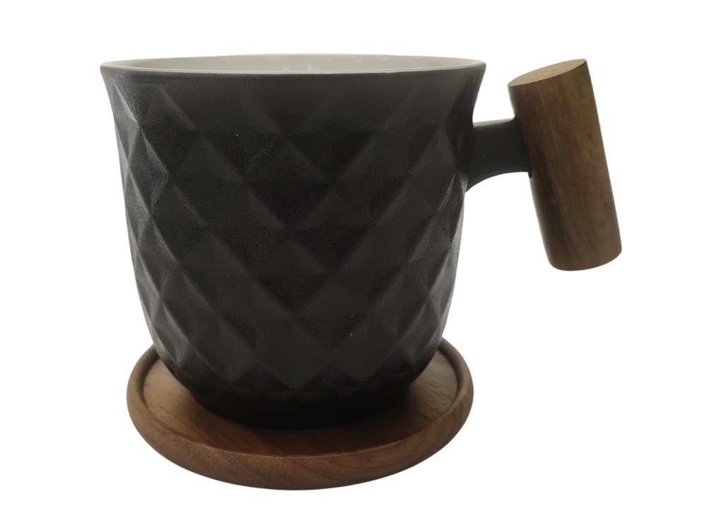 Czarny kubek z geometrycznym wzorem, dużym drewnianym uchwytem i okrągłą podstawką.