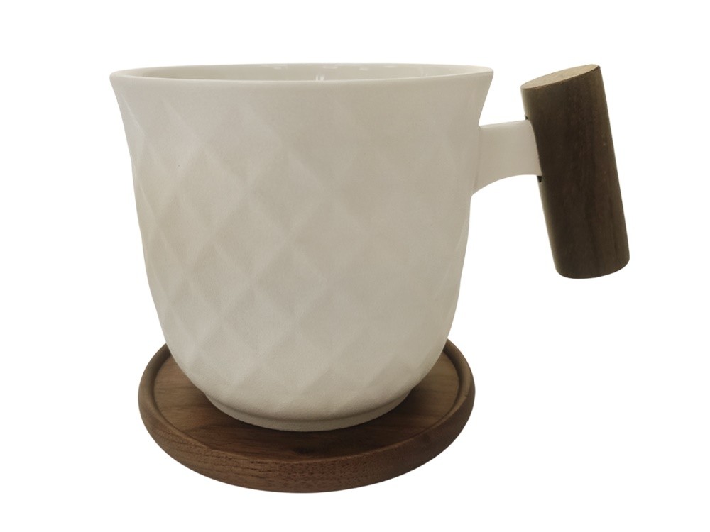 Biały kubek z geometrycznym wzorem, dużym drewnianym uchwytem i okrągłą podstawką.