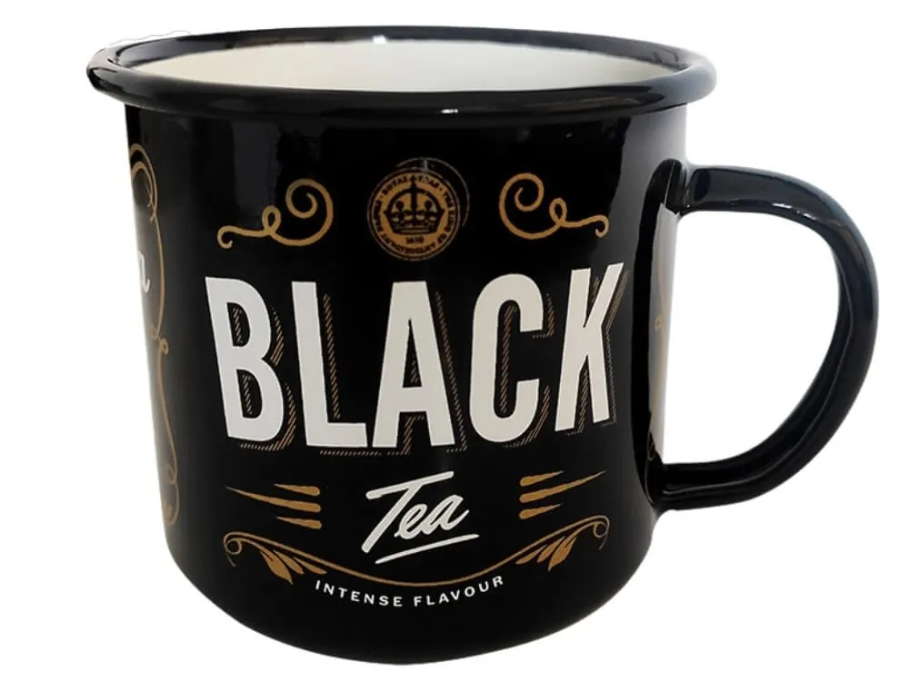 Czarny kubek z dużym białym napisem "BLACK Tea" i złotymi zdobieniami, w stylu vintage.