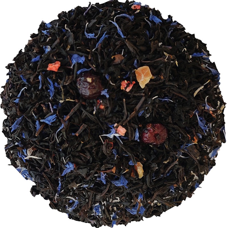 Zbliżenie na mieszankę czarnej herbaty z kawałkami owoców i niebieskimi płatkami kwiatów.