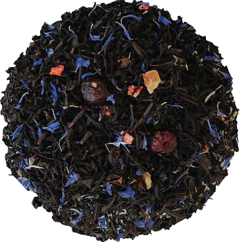 Zbliżenie na mieszankę czarnej herbaty z kawałkami owoców i niebieskimi płatkami kwiatów.