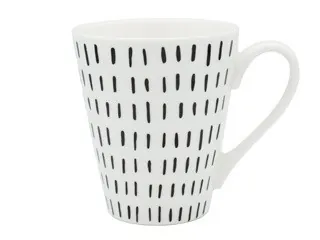 Biały kubek z czarnym, pionowym wzorem kresek i dużym, wygodnym uchem.