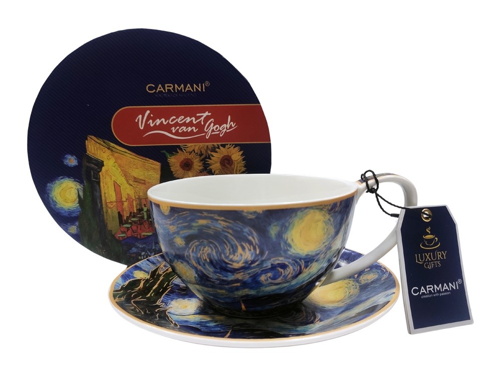 Filiżanka ze spodkiem Carmani z motywem "Gwiaździsta noc" Van Gogha, przy granatowym pudełku, z metką Luxury Gifts.