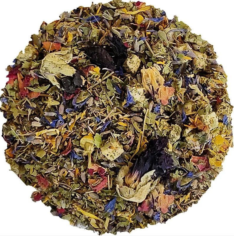 Mieszanka suszu ziołowego o wielobarwnych liściach, kwiatach i owocowych dodatkach, widoczna na białym tle.