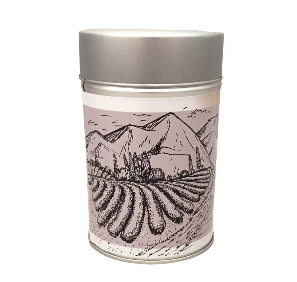 Metalowa puszka z naklejką przedstawiającą rysunek lawendowego pola na tle gór, stylizowana na ręczną grafikę.
