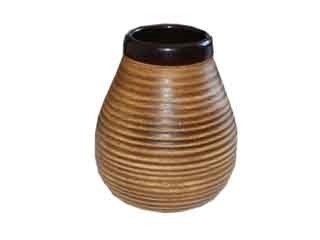 Brązowy, glazurowany, karbowany kubek lub wazon ceramiczny o szerokiej podstawie i zwężonej górze.