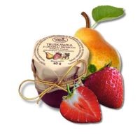 Słoiczek konfitury truskawkowej z gruszką i wanilią, otoczony świeżą gruszką i truskawkami, z ozdobnym złotym sznureczkiem.