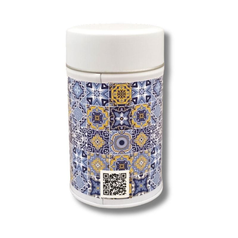 Biała puszka ozdobiona kolorowym, geometrycznym wzorem kafelków w odcieniach niebieskiego, żółtego i bieli oraz kodem QR na dole.