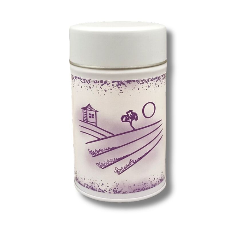 Biała puszka z fioletowym, minimalistycznym rysunkiem pola, drzewa, domu i słońca, o zaokrąglonym kształcie.