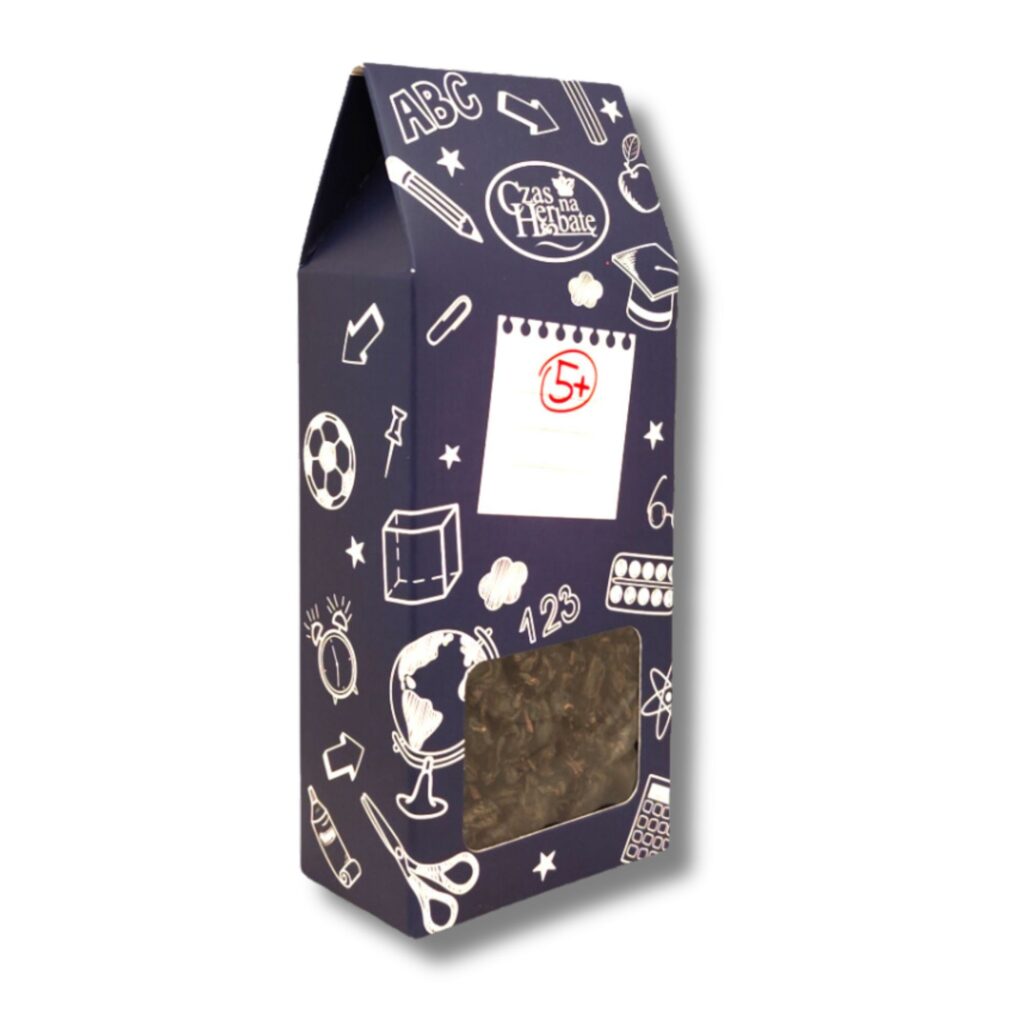 Widok z boku na granatowe opakowanie herbaty Czas na Herbatę ze szkolnymi grafikami, napisem "5+", okienkiem z zawartością.