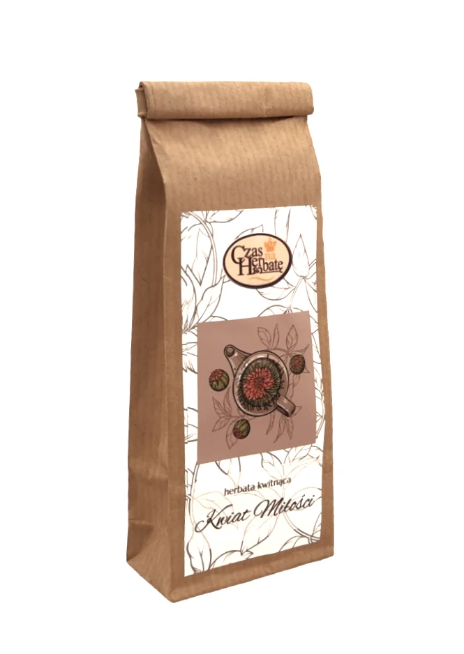 Widok z boku na opakowanie herbaty kwitnącej "Kwiat Miłości", w papierowej torebce z botaniczną etykietą i grafiką kwitnących kul herbaty.