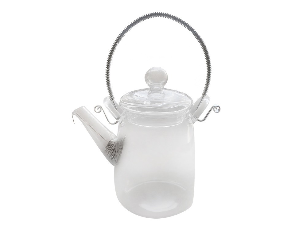 Szklany czajnik z przykrywką, prostym dzióbkiem i metalowym uchwytem, na białym tle.