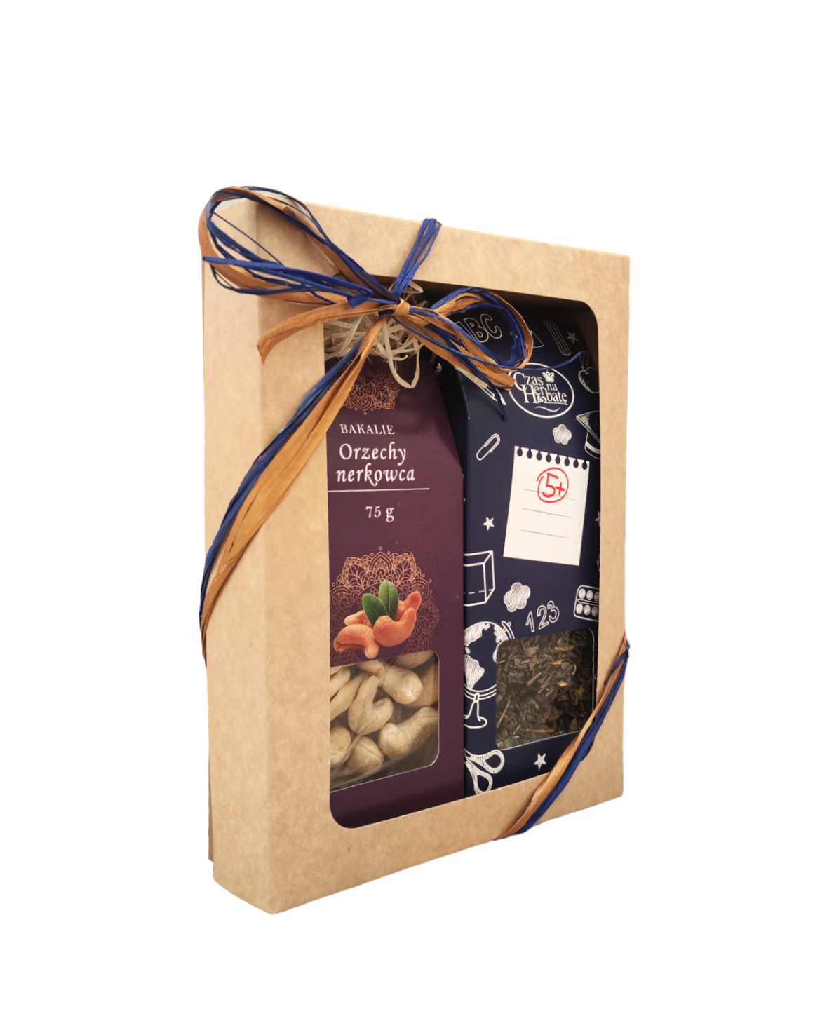 Widok z boku na zestaw prezentowy w kartonowym pudełku z okienkiem, z orzechami nerkowca i herbatą, przewiązany niebieską i brązową wstążką.