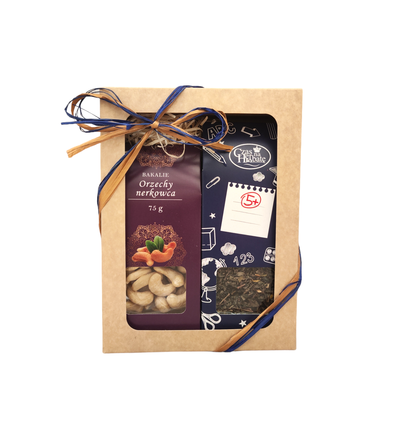 Widok z przodu na zestaw prezentowy w kartonowym pudełku z okienkiem, z orzechami nerkowca i herbatą, przewiązany niebieską i brązową wstążką.