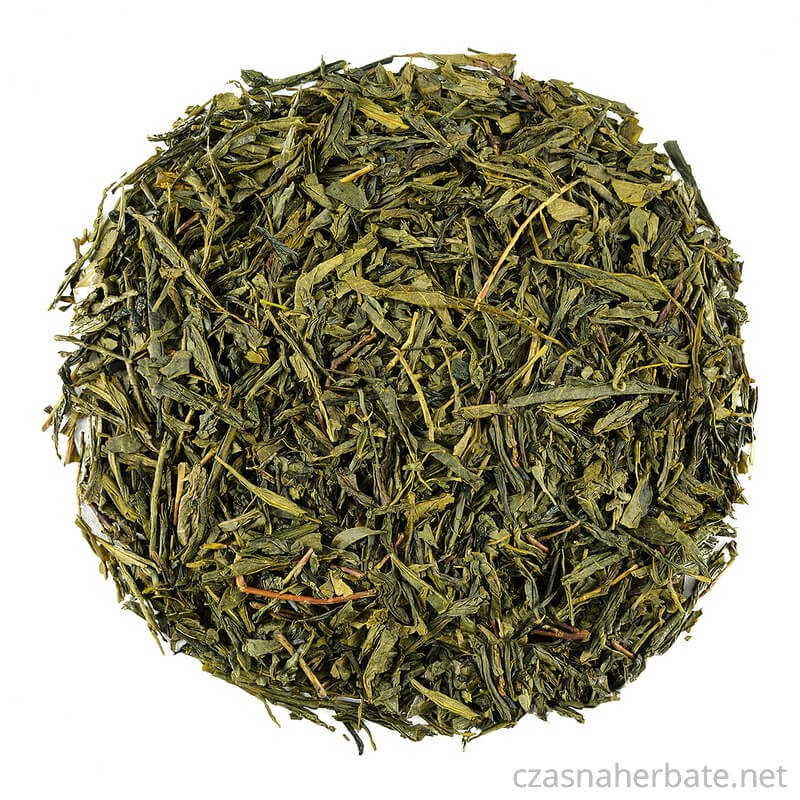 Sypana zielona herbata liściasta, drobne i większe fragmenty liści, całość w odcieniach zieleni na białym tle.