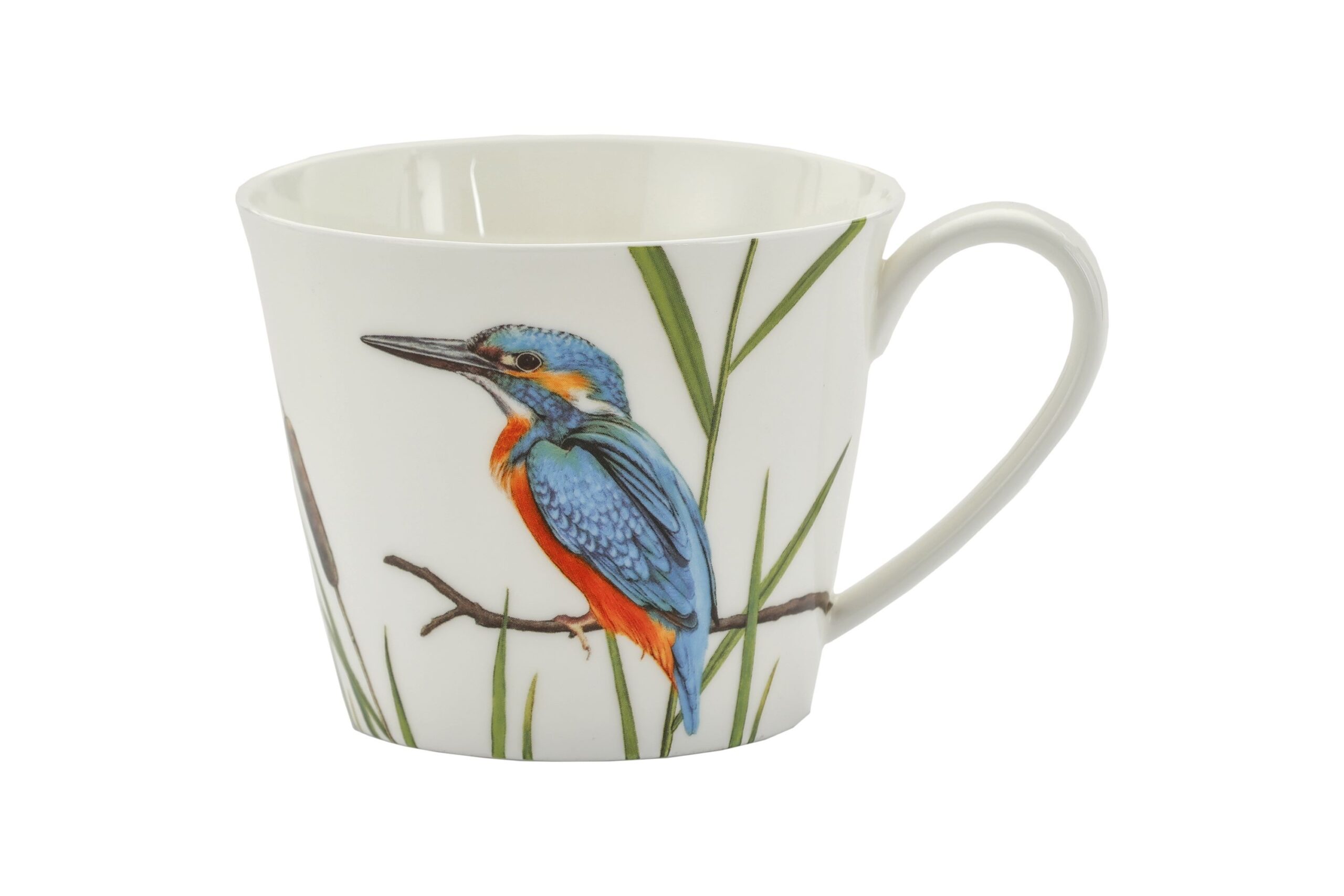Biała filiżanka z ilustracją siedzącego zimorodka na gałązce, wśród zielonych źdźbeł trawy, na białym tle.