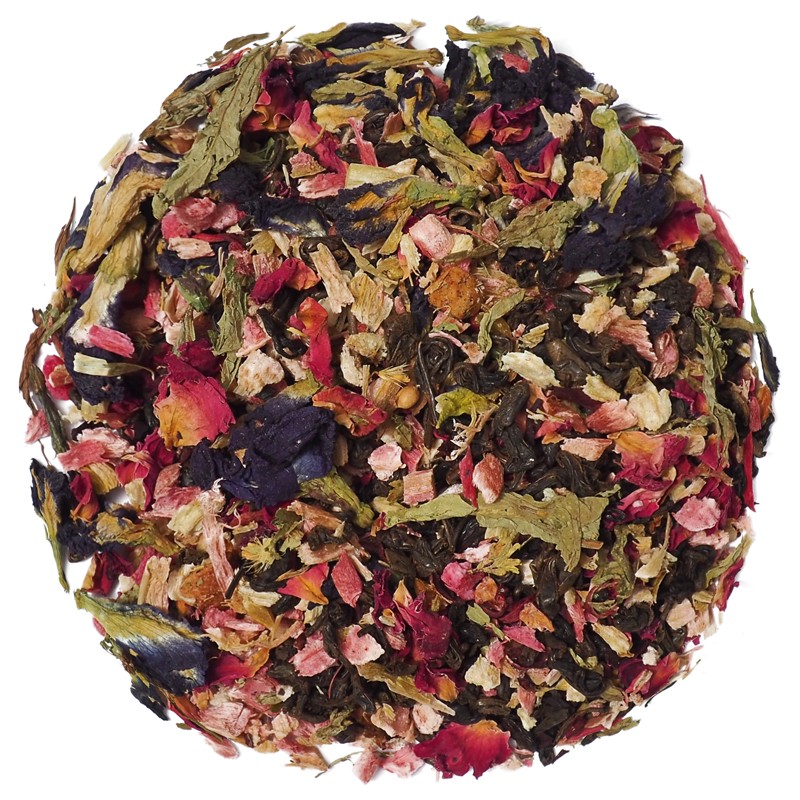 Mieszanka zielonej herbaty z suszonymi płatkami kwiatów w kolorach niebieskim, różowym, żółtym i zielonym na białym tle.