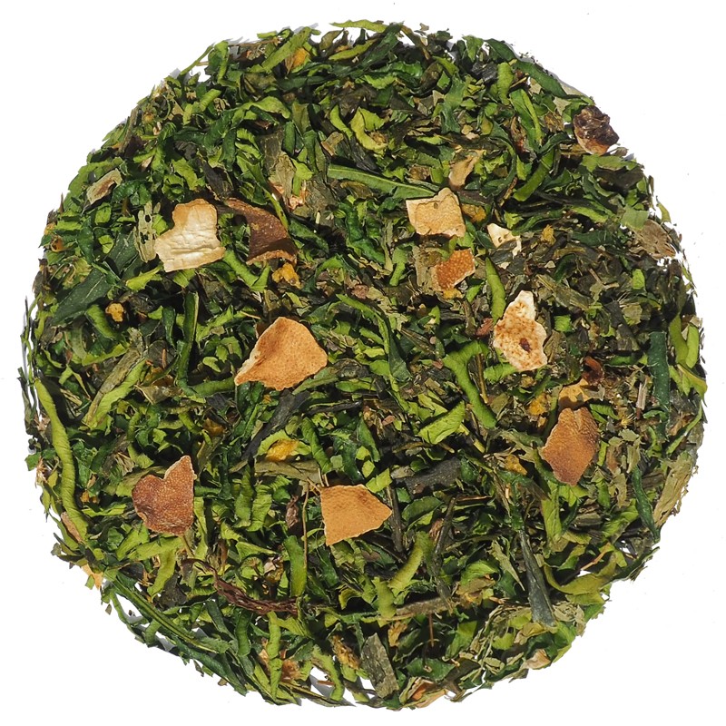Zielona herbata sypana z dodatkiem suszonych skórek cytrusów i ziół, mieszanka zielonych liści i pomarańczowych kawałków.