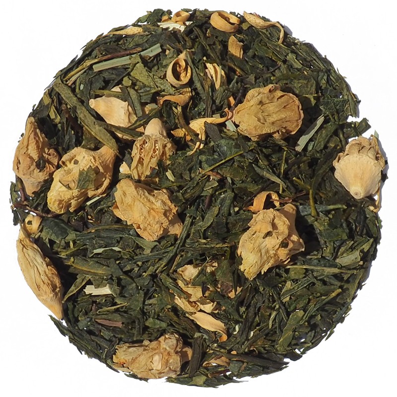 Zielona herbata sypana z suszonymi kwiatami jaśminu, mieszanka liści i jasnych pąków na białym tle.