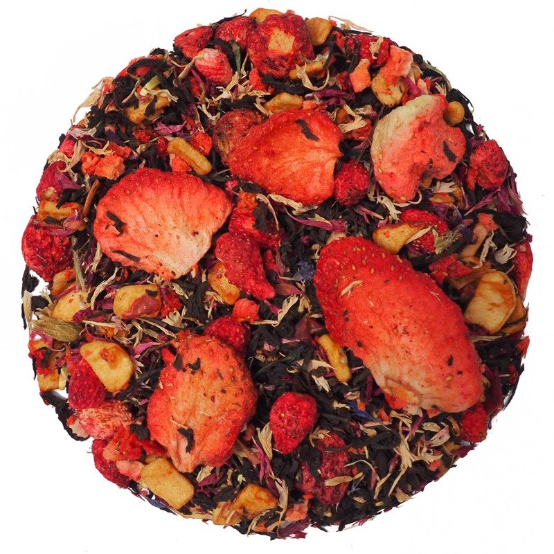 Mieszanka herbaty z dużymi kawałkami suszonych truskawek, owoców i płatków kwiatów, całość na białym tle.