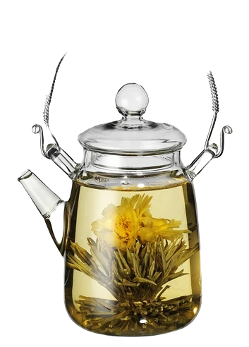 Szklany czajnik z metalowym uchwytem, w środku kwitnąca herbata w żółtym naparze