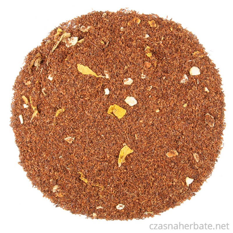 Herbata rooibos z drobnymi kawałkami suszonych owoców i kwiatów, sypana mieszanka na białym tle.