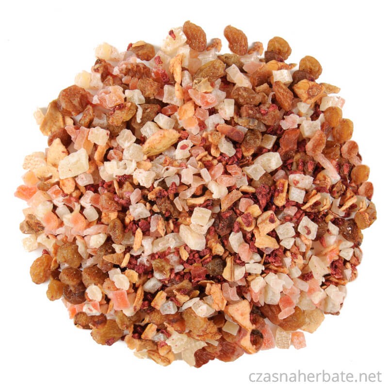 Mieszanka suszonych owoców w kostkach, głównie rodzynki, jabłko, papaja i ananas, rozrzucone na białym tle.