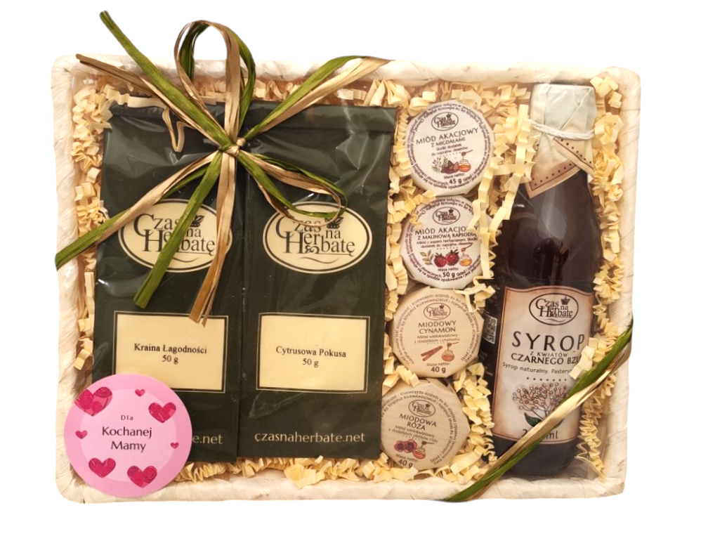 Zestaw prezentowy: dwie herbaty, cztery miody w małych słoiczkach, syrop z czarnego bzu, ozdobiony wstążką i różową etykietą „Dla Kochanej Mamy”.