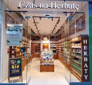 Wejście do sklepu Czas na Herbatę w centrum handlowym Wzorcownia w Wocławku