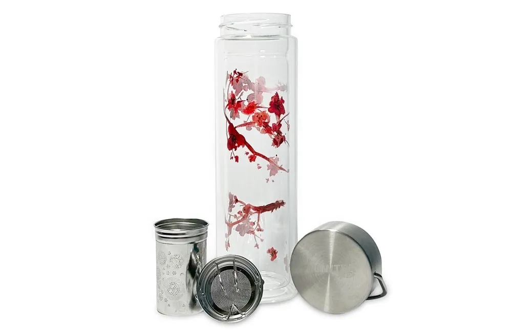 Szklany termos z sitkiem do herbaty z motywem różowych kwiatów, wraz z dwuczęściowym zaparzaczem i metalową zakrętką obok.