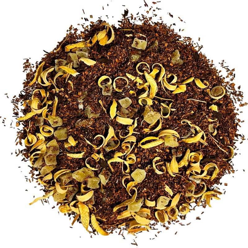 Widok z góry na rooibos z dodatkiem skórki cytryny oraz kawałków kandyzowanego imbiru.