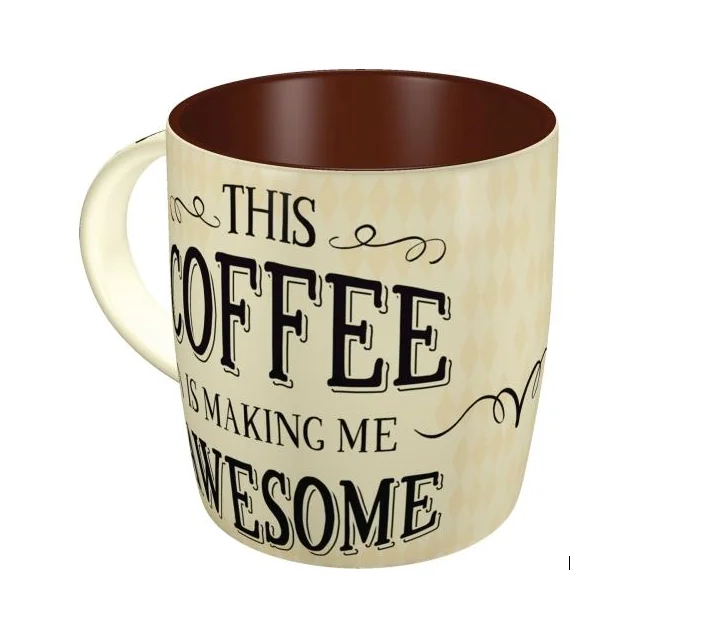 Kubek w stylu retro z napisem "THIS COFFEE IS MAKING ME AWESOME", beżowy z brązowym wnętrzem.