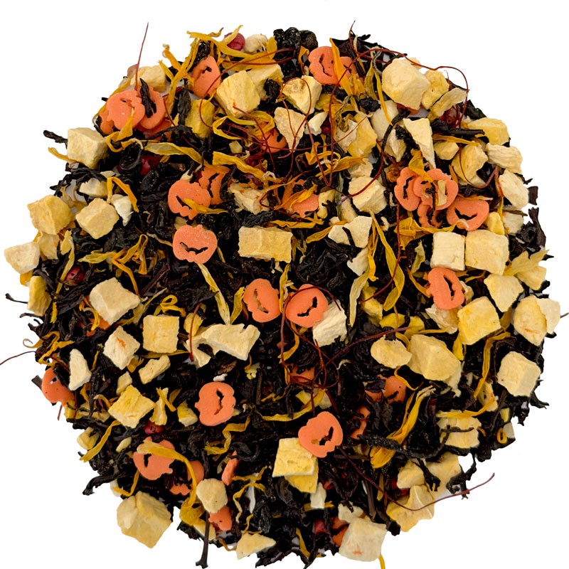 Herbata z kawałkami owoców, płatkami kwiatów i kandyzowaną skórką w odcieniach pomarańczy, białych i czarnych liści