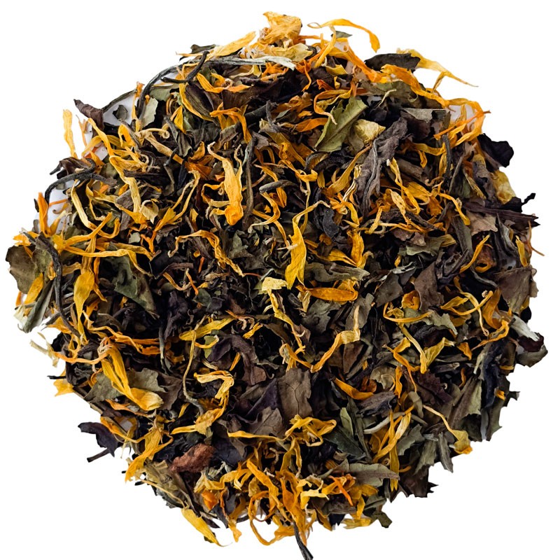 Widok z góry na białą herbatę z płatkami nagietka – duże, jasne liście z dodatkiem żółtych kwiatowych wtrąceń.