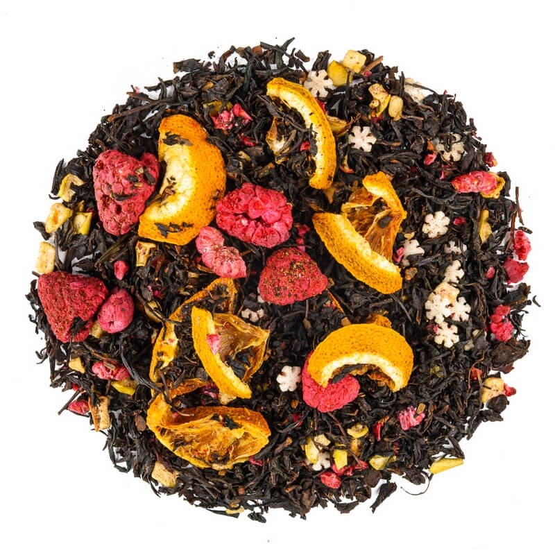 Herbata czarna z suszonymi owocami malin i cytrusów, kawałkami skórki pomarańczy oraz świątecznymi cukrowymi śnieżynkami.