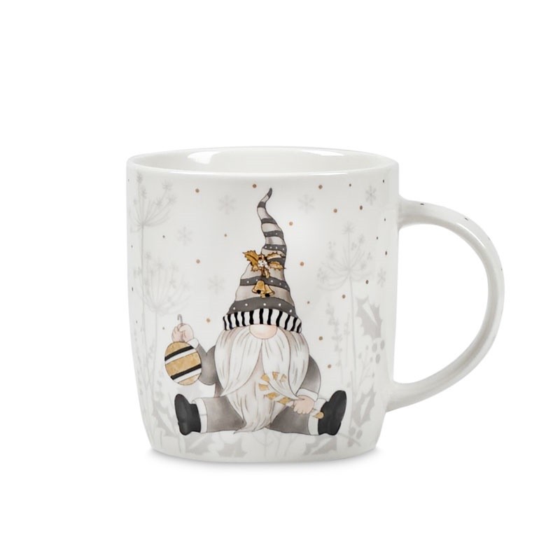 Kubek świąteczny z motywem siedzącego skrzata w szarej czapce, trzymającego bombkę – idealny do zimowej herbaty.