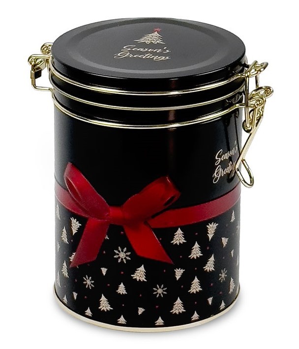 Okrągła, czarna puszka z choinkami i czerwonymi akcentami, ozdobiona kokardą i napisem "Season's Greetings", zamykana na metalowe klamry.