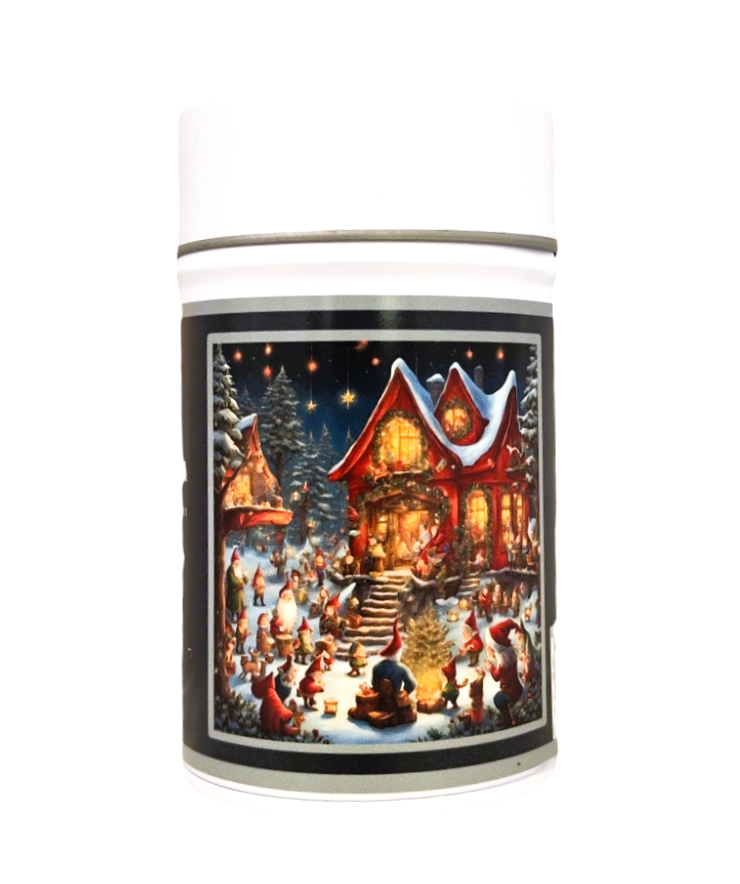 The back of the "Snow Story" tin features a festive illustration with a red house, numerous dwarves and a wintry fairy-tale landscape full of snow and lights.