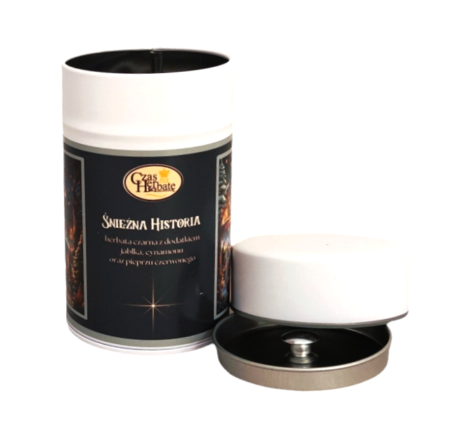 The "Snow Story" tin of the Time for Tea brand with a label informs about the contents: black tea with apple, cinnamon and red pepper.