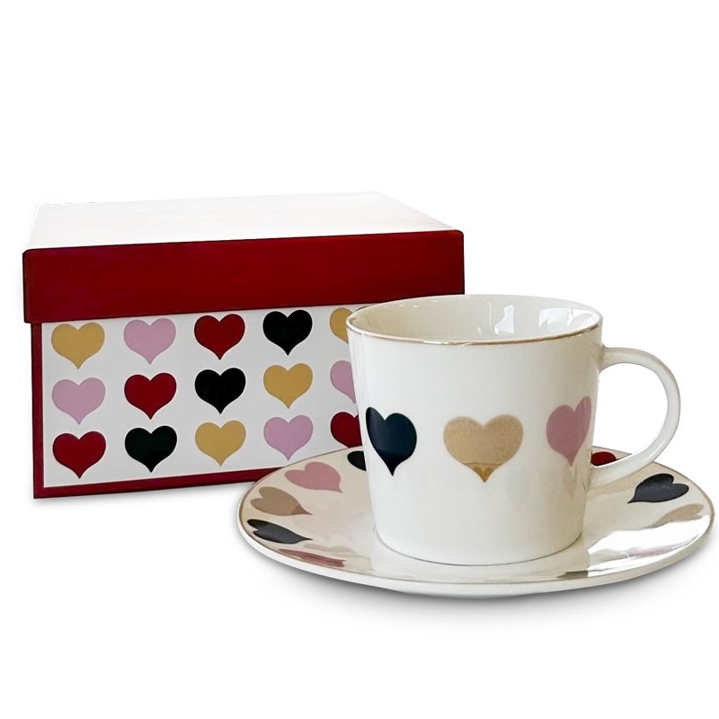 Filiżanka porcelanowa ze spodkiem, ozdobiona wzorem wielokolorowych serc, zestaw z pasującym pudełkiem w tym samym motywie.