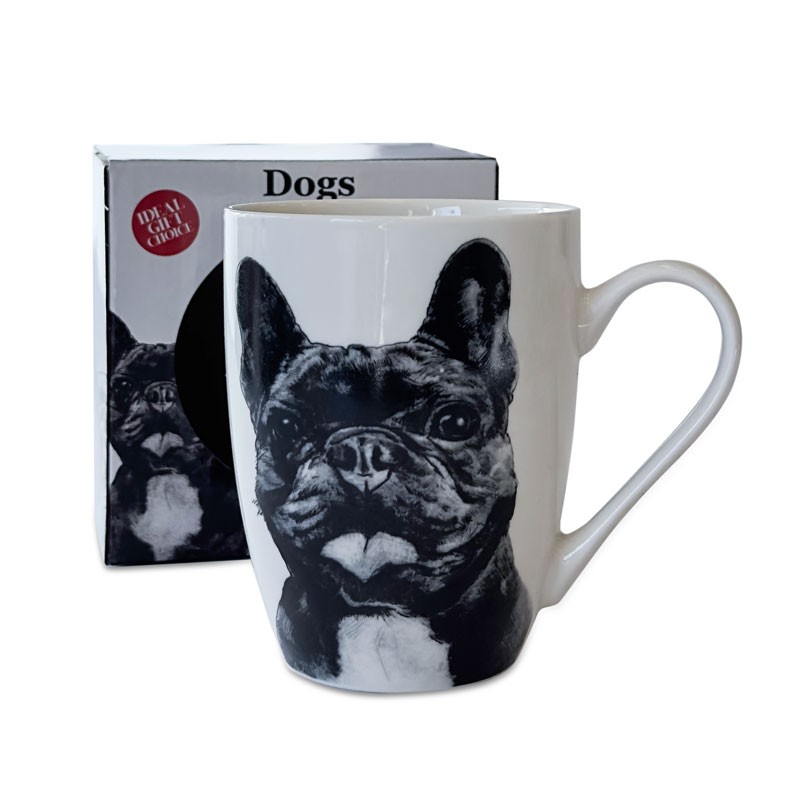 Kubek porcelanowy z czarno-białym rysunkiem buldoga francuskiego, w tle widoczne dedykowane opakowanie z tym samym motywem psa oraz napisem „Dogs”.