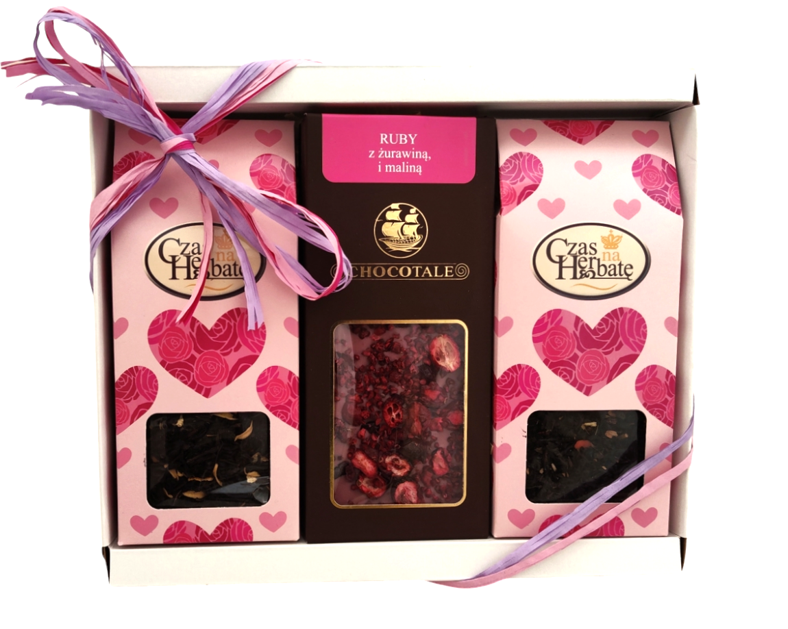 Widok z przodu na zestaw prezentowy zawierający dwie herbaty z serduszkami oraz pitną czekoladę z żurawiną i maliną, całość ozdobiona wstążką.