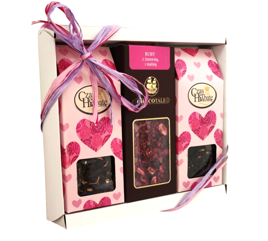 Widok z boku na zestaw prezentowy zawierający dwie herbaty z serduszkami oraz pitną czekoladę z żurawiną i maliną, całość ozdobiona wstążką.