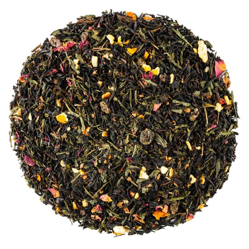 Herbata liściasta z mieszanką czarnej i zielonej herbaty, widoczne suszone owoce, skórka cytrusowa oraz płatki kwiatów, kolorowy susz widziany z góry.