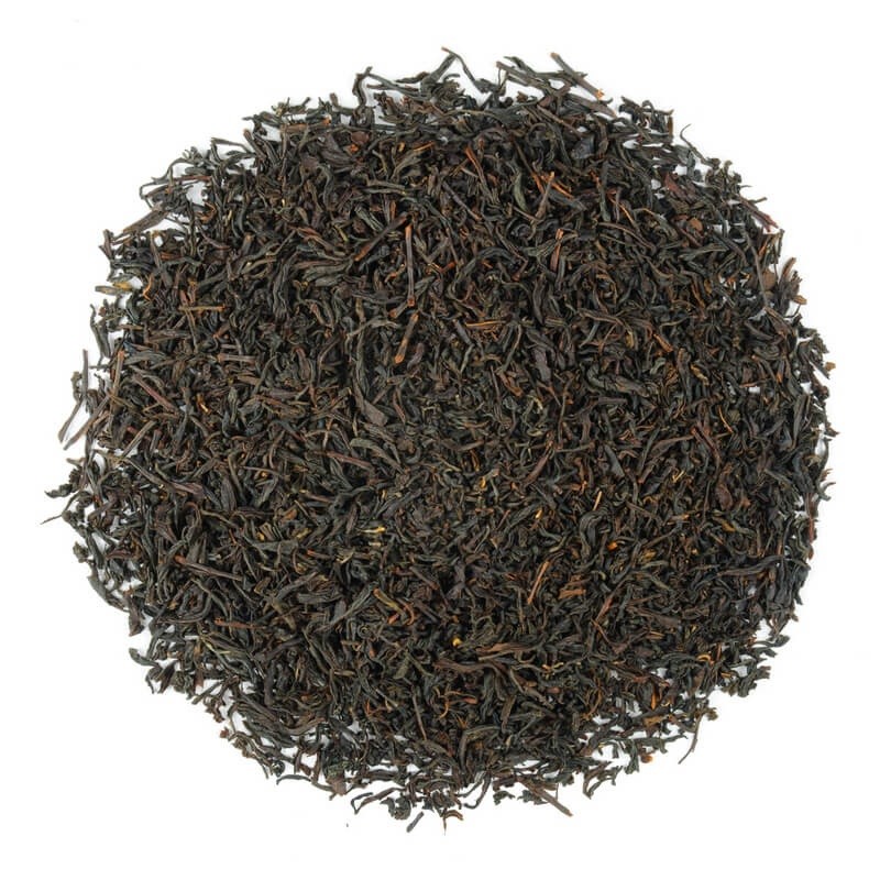 Czarna herbata liściasta, jednolity ciemny susz bez widocznych dodatków, klasyczna postać czarnej herbaty widziana z góry.