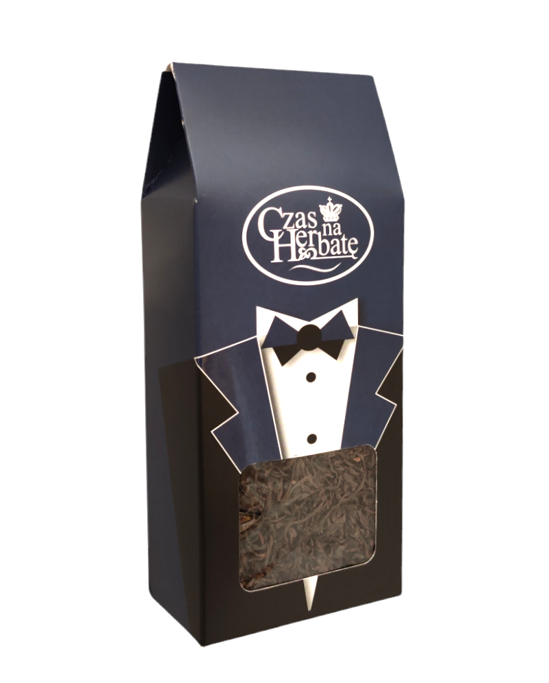 Widok z boku na opakowanie herbaty liściastej w granatowo-czarnej stylistyce, z eleganckim motywem smokingu i muszki, okienko pokazujące susz.