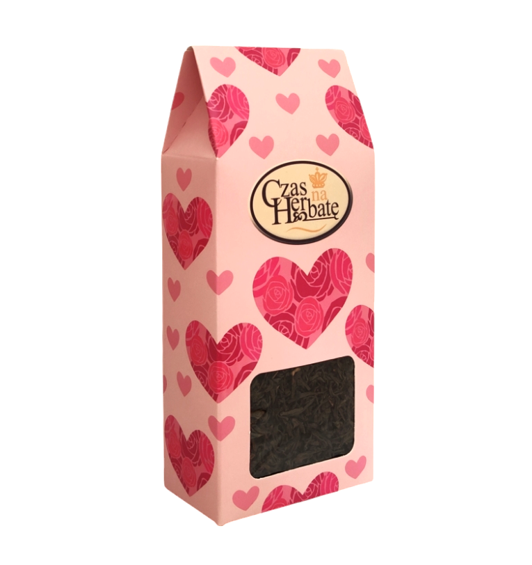 Widok z boku na herbatę liściasą „Czas na Herbatę” w różowym opakowaniu z motywem serc i róż, przezroczyste okienko umożliwiające podgląd suszu.