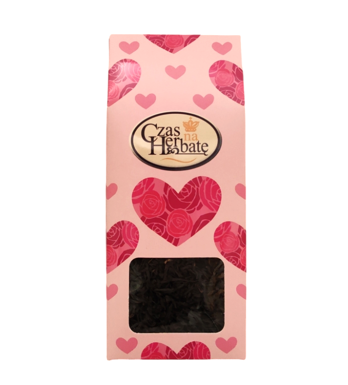 Widok z przodu na herbatę liściasą „Czas na Herbatę” w różowym opakowaniu z motywem serc i róż, przezroczyste okienko umożliwiające podgląd suszu.
