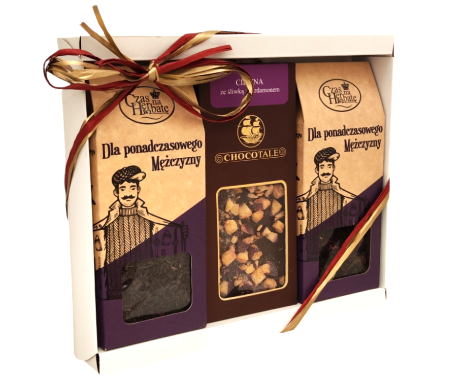 Widok z boku na zestaw prezentowy z herbatą oraz czekoladą pitną, zapakowany z dekoracyjną wstążką i dedykacją „Dla ponadczasowego Mężczyzny”